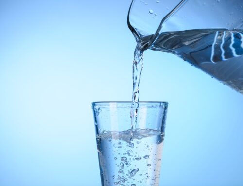 Μπορεί το νερό να ρίξει την πίεση; Πόσο πρέπει να πίνουμε καθημερινά;