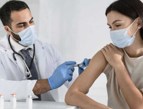 Γιατί τα εμβόλια “δουλεύουν” λιγότερο στους μεγαλύτερους – και πώς η επιστήμη μπορεί να το αλλάξει