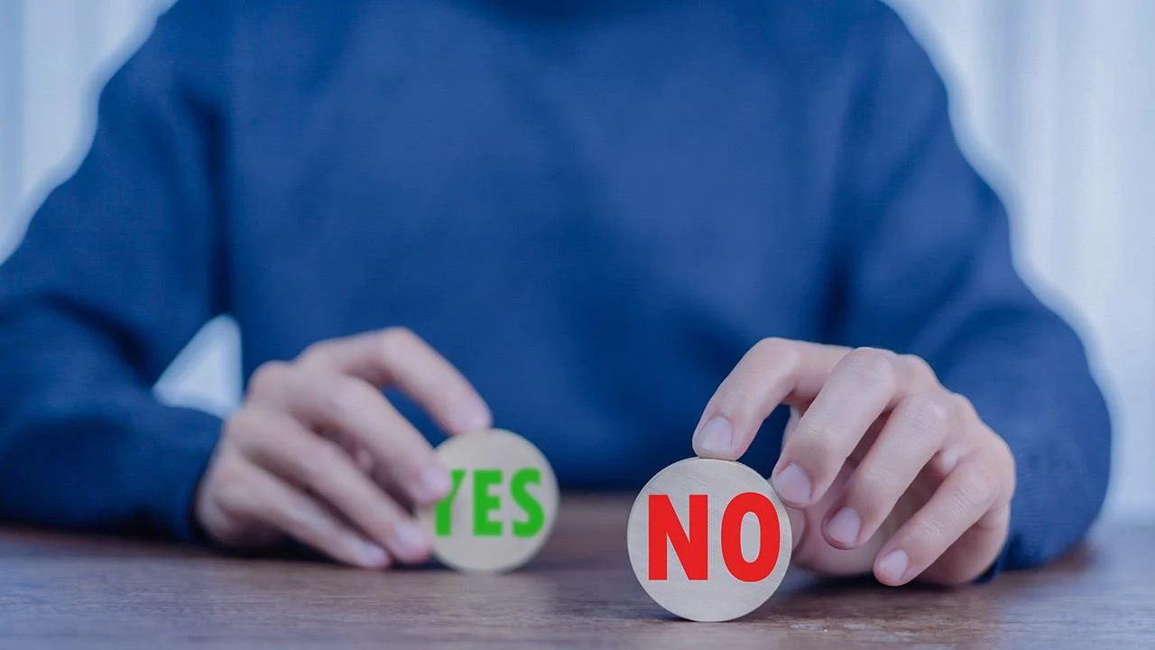 Ξέρουμε ότι θέλουμε να πούμε ''όχι''. Γιατί τελικά λέμε ''ναι'';