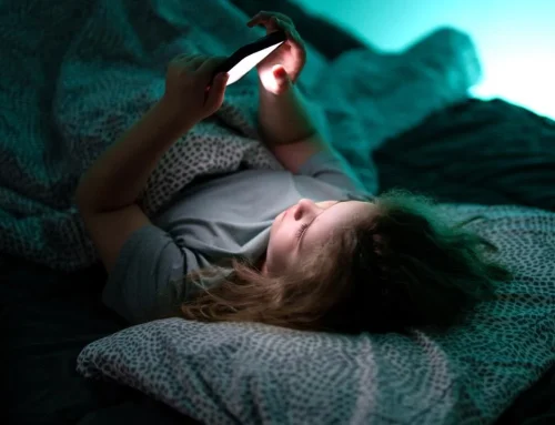 Τα smartphones δυσκολεύουν τον ύπνο των παιδιών